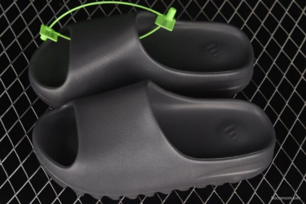 Kanye West x Yeezy Slide Resin HQ6448 Black Onyx - Image 6