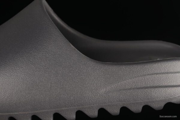 Kanye West x Yeezy Slide Resin HQ6448 Black Onyx - Image 3