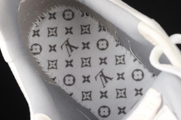 Authentic LV 2021ss early spring fashion catwalk sneakers 400N White - Image 4