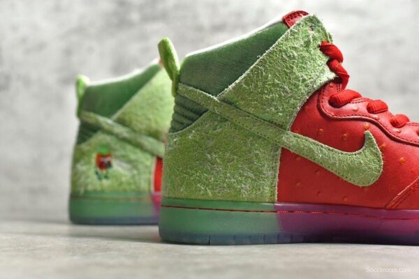 NK SB Dunk High “strawberry cough” - Image 9