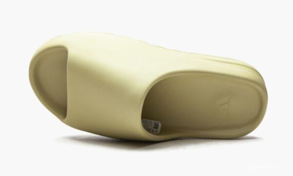 Yeezy Slide Desert Sand WOMEN - Image 4