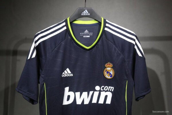 Player Version Retro 09/10 Real Madrid Away Jersey - Image 5