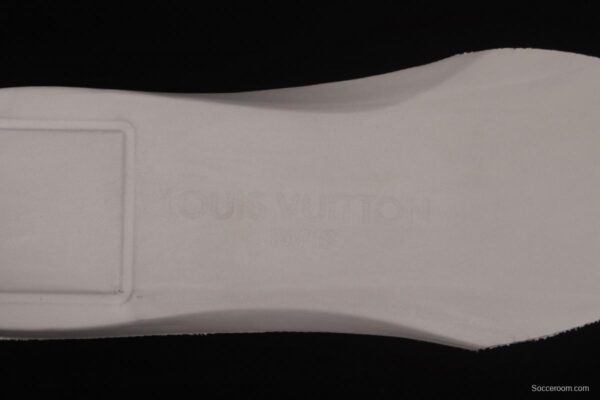 Authentic LV 2021s LV Trainer must be in winter - Image 2