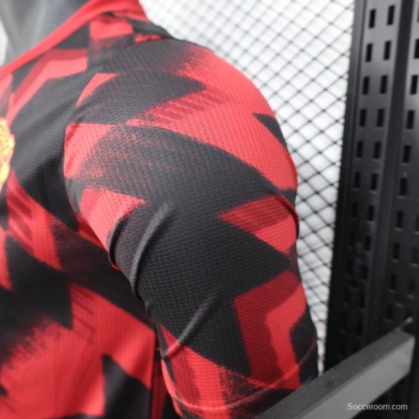 25/26 Player Version Manchester United Red Geometric Pattern Pre-Match Training Jersey - Image 2