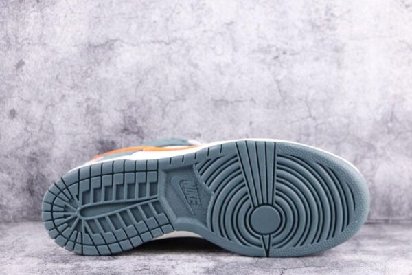 Nike Dunk SB Low Eire - Image 4