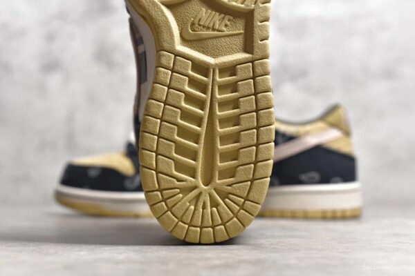 Travis Scott x SB Dunk - Image 5
