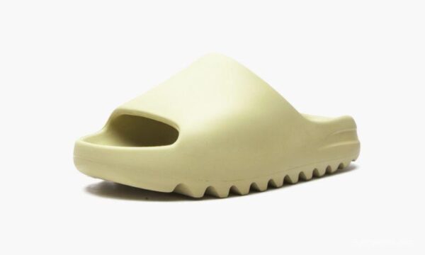 Yeezy Slide Desert Sand WOMEN - Image 3