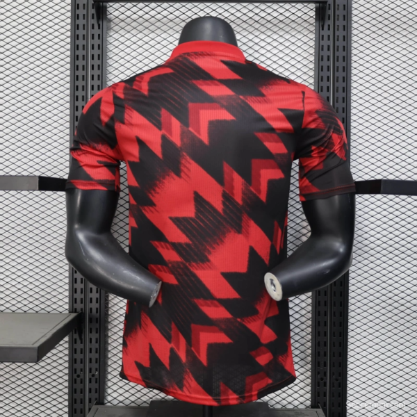 25/26 Player Version Manchester United Red Geometric Pattern Pre-Match Training Jersey - Image 4
